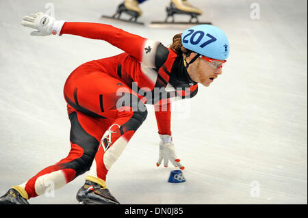 26. Februar 2010 Schlittschuhe während Staffel Herren 5000 m short-Track Eisschnelllauf bei den Olympischen Winterspielen 2010 in Vancouver, Kanada - Vancouver, British Columbia, Kanada - Kanada OLIVER JEAN. (Kredit-Bild: © Jed Conklin/ZUMApress.com) Stockfoto