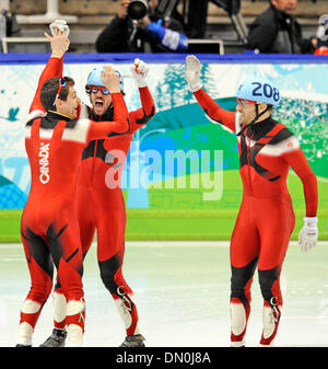 26. Februar 2010 - Vancouver, British Columbia, Kanada - Kanada François-LOUIS TREMBLAY feiert seine Goldmedaille Sieg mit seinem Team in der Männer 5000 m short-Track Eisschnelllauf Relais Finale bei den Olympischen Winterspielen 2010 in Vancouver, Kanada. (Kredit-Bild: © Jed Conklin/ZUMApress.com) Stockfoto