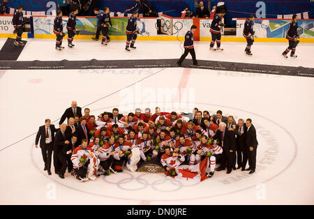 27. Februar 2010 - Kanada Vancouver, British Columbia, Kanada - Olympia Männer Eishockey - Team Mitglieder tragen ihre Goldmedaillen und haben ihr Foto aufgenommen am Zentrum Eis als Silbermedaillen-Gewinner USA gehen abseits der Eisfläche im Herren Gold-Medaille Hockey bei den Olympischen 2010 am 27. Februar 2010 in Vancouver, Britisch-Kolumbien. (Kredit-Bild: © Paul Kitagaki Jr./ZUMApress.com) Stockfoto