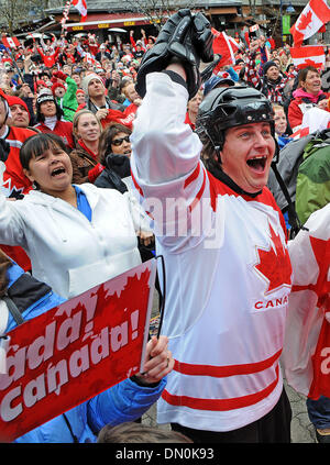 28. Februar 2010 - Whistler, British Columbia, Kanada - kanadische Fans jubeln am Whistler Olympic Centre an die Olympischen Spiele in Vancouver 2010 in Whistler, Britisch-Kolumbien, Kanada auf Sonntag, 28. Februar 2010. (Kredit-Bild: © Jed Conklin/ZUMApress.com) Stockfoto