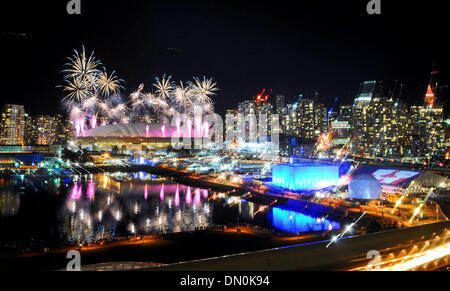 28. Februar 2010 Feuerwerk - Vancouver, British Columbia, Kanada - A leuchtet am nächtlichen Himmel während Vancouver 2010 Olympia Abschlussfeier im BC Place. (Kredit-Bild: © Jed Conklin/ZUMApress.com) Stockfoto