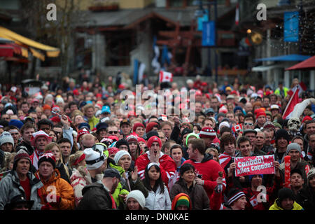 28. Februar 2010 - Whistler, British Columbia, Kanada - Fans sehen Kanada vs. USA im Herren Hockey auf einem Outdoor-Jumbo TV in Whistler, Britisch-Kolumbien, Kanada auf Sonntag, 28. Februar 2010. (Kredit-Bild: © Mike Kane/ZUMApress.com) Stockfoto