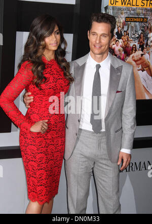 New York, USA. 17. Dezember 2013. Schauspieler MATTHEW MCCONAUGHEY und seine Frau CAMILA ALVES besuchen die New Yorker Premiere von "The Wolf of Wall Street" im Ziegfeld Theater statt. Bildnachweis: Nancy Kaszerman/ZUMAPRESS.com/Alamy Live-Nachrichten Stockfoto