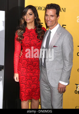 New York, USA. 17. Dezember 2013. Schauspieler MATTHEW MCCONAUGHEY und seine Frau CAMILA ALVES besuchen die New Yorker Premiere von "The Wolf of Wall Street" im Ziegfeld Theater statt. Bildnachweis: Nancy Kaszerman/ZUMAPRESS.com/Alamy Live-Nachrichten Stockfoto