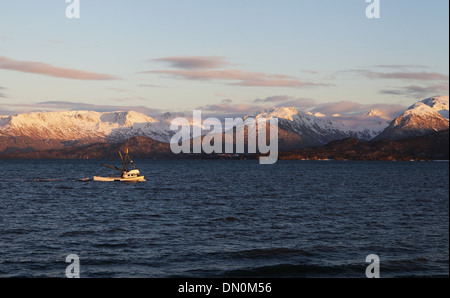 Kleinen kommerziellen Fischkutter zum Meer im Abendlicht in Homer Alaska unterwegs. Stockfoto