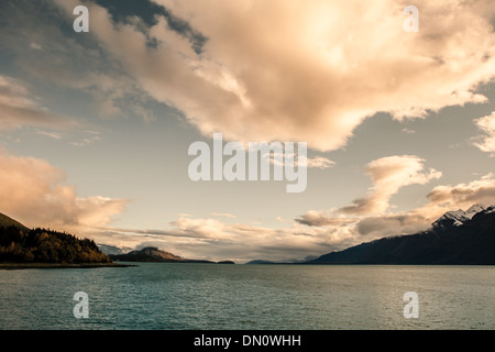 Wolken über der Chilkat Inlet in der Nähe von Haines Alaska im Abendlicht. Stockfoto