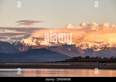 Sonnenuntergang Wolken auf der Chilkat Range in der Nähe von Haines Alaska mit frischer Schnee auf den Bergen. Stockfoto