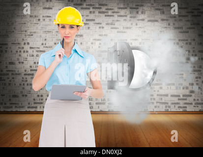 Zusammengesetztes Bild des nachdenklichen attraktive Architekten halten Zwischenablage Stockfoto