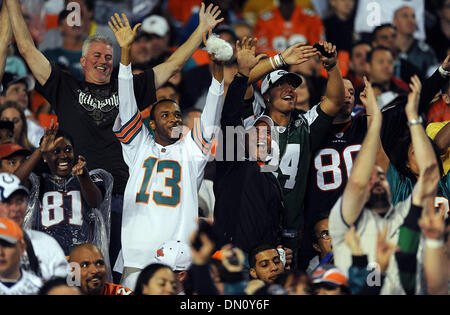 31. Januar 2010 - Miami, FL - Florida, USA - Vereinigte Staaten - (übertragen) FL-Pro-Bowl-0201s--Fußball-Fans feiern zu den 2010 Pro Bowl im Sun Life Stadium, Sonntag, 31. Januar 2010.  Jim Rassol, Sun Sentinel (Kredit-Bild: © Sun-Sentinel/ZUMApress.com) Stockfoto