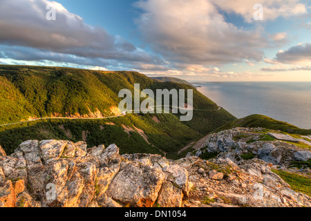 Wicklung Cabot Trail Road gesehen von hoch oben auf dem Skyline Trail bei Sonnenuntergang in Cape Breton Highlands National Park, Nova Scotia Stockfoto