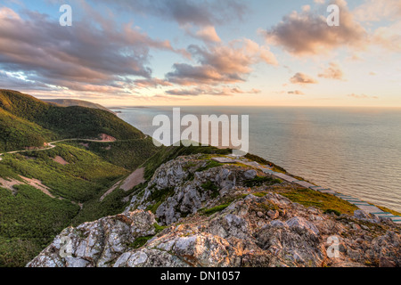 Wicklung Cabot Trail Road gesehen von hoch oben auf dem Skyline Trail bei Sonnenuntergang in Cape Breton Highlands National Park, Nova Scotia Stockfoto