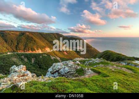 Wicklung Cabot Trail Road gesehen von hoch oben auf dem Skyline Trail bei Sonnenuntergang in Cape Breton Highlands National Park, Nova Scotia Stockfoto