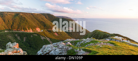 Wicklung Cabot Trail Road gesehen von hoch oben auf dem Skyline Trail bei Sonnenuntergang in Cape Breton Highlands National Park, Nova Scotia Stockfoto