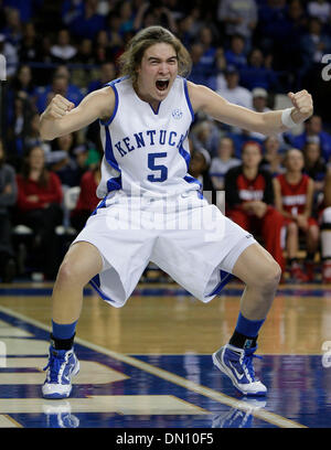 20. Dezember 2009 - Lexington, Kentucky, USA - Kentucky Carly Morrow reagierte auf einen Korb und ein foul finishing mit 12 Punkten und 5 stiehlt wie Kentucky Louisville auf Sonntag, 20. Dezember 2009 in Lexington, Kentucky Foto von Mark Cornelison gespielt | Personal. (Kredit-Bild: © Lexington Herald-Leader/ZUMApress.com) Stockfoto