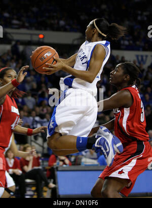 20. Dezember 2009 - Lexington, Kentucky, USA - Kentucky Crystal Riley fuhr für zwei ihrer 6 Punkte in ihrem UK-Debüt als Kentucky Louisville auf Sonntag, 20. Dezember 2009 in Lexington, Kentucky Foto von Mark Cornelison gespielt | Personal. (Kredit-Bild: © Lexington Herald-Leader/ZUMApress.com) Stockfoto