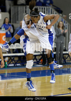 20. Dezember 2009 - Lexington, Kentucky, USA - Kentucky Victoria Dunlap, links und Amani Franklin Brust stieß, feiern, da Kentucky Louisville 101-67 Sonntag, 20. Dezember 2009 in Lexington, Kentucky Foto von Mark Cornelison besiegt | Personal. (Kredit-Bild: © Lexington Herald-Leader/ZUMApress.com) Stockfoto