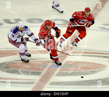 21. Dezember 2009 - Raleigh, North Carolina; USA - Carolina Hurricanes (16) BRANDON SUTTER, (14) SERGEI SAMSONOW in Aktion mit den New York Rangers (26) ERIK CHRISTENSEN als die New York Rangers Niederlage die Carolina Hurricanes mit einem Endstand von 3: 1 im RBC Center befindet sich in Raleigh.  Copyright 2009 Jason Moore. (Kredit-Bild: © Jason Moore/ZUMApress.com) Stockfoto