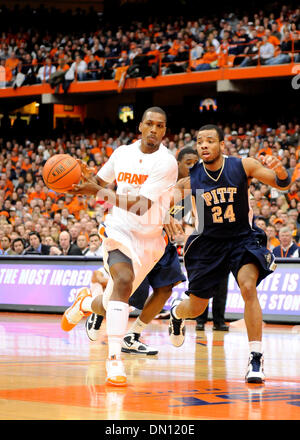 2. Januar 2010 - Syracuse, NY, Vereinigte Staaten von Amerika - 2. Januar 2010: Syrakus weiterleiten Kris Joseph (32) und Pittsburgh bewachen Jermaine Dixon (24) an den Carrier Dome. Pittsburgh besiegt Syrakus 82-72 in einem Big East Conference Matchup im Carrier Dome in Syracuse, NY. (Kredit-Bild: © Alan Schwartz/Cal Sport Media/ZUMApress.com) Stockfoto