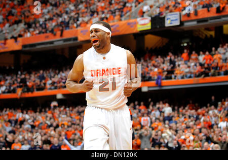 2. Januar 2010 - Syracuse, NY, Vereinigte Staaten von Amerika - 2. Januar 2010: Syrakus weiterleiten Arinze Onuaku (21) während des Spielens von Pittsburgh. Pittsburgh besiegt Syrakus 82-72 in einem Big East Conference Matchup im Carrier Dome in Syracuse, NY. (Kredit-Bild: © Alan Schwartz/Cal Sport Media/ZUMApress.com) Stockfoto