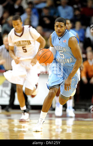 4. Januar 2010 - Charleston, South Carolina; USA - Carolina Tarheels (5) DEXTER STRICKLAND als College von Charleston Cougars besiegen die University of North Carolina-Tarheels mit einem Endstand von 82-79, gespielt in der kolonialen Leben Arena befindet sich in der Innenstadt von Charleston.  Copyright 2009 Jason Moore. (Kredit-Bild: © Jason Moore/ZUMApress.com) Stockfoto