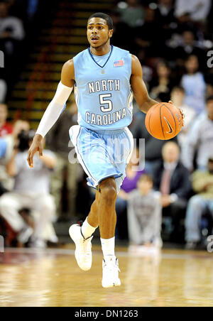 4. Januar 2010 - Charleston, South Carolina; USA - Carolina Tarheels (5) DEXTER STRICKLAND als College von Charleston Cougars besiegen die University of North Carolina-Tarheels mit einem Endstand von 82-79, gespielt in der kolonialen Leben Arena befindet sich in der Innenstadt von Charleston.  Copyright 2009 Jason Moore. (Kredit-Bild: © Jason Moore/ZUMApress.com) Stockfoto