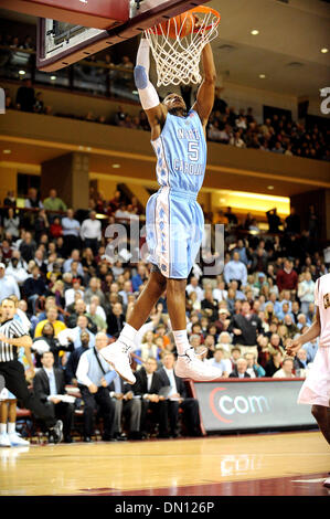 4. Januar 2010 - Charleston, South Carolina; USA - Carolina Tarheels (5) DEXTER STRICKLAND als College von Charleston Cougars besiegen die University of North Carolina-Tarheels mit einem Endstand von 82-79, gespielt in der kolonialen Leben Arena befindet sich in der Innenstadt von Charleston.  Copyright 2009 Jason Moore. (Kredit-Bild: © Jason Moore/ZUMApress.com) Stockfoto