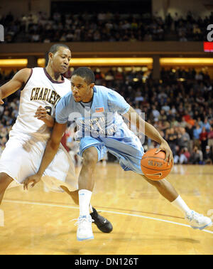 4. Januar 2010 - Charleston, South Carolina; USA - Carolina Tarheels (5) DEXTER STRICKLAND als College von Charleston Cougars besiegen die University of North Carolina-Tarheels mit einem Endstand von 82-79, gespielt in der kolonialen Leben Arena befindet sich in der Innenstadt von Charleston.  Copyright 2009 Jason Moore. (Kredit-Bild: © Jason Moore/ZUMApress.com) Stockfoto