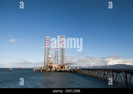 Jack-Up Rig Parken am Hafen in Homer Alaska im Winter an einem sonnigen Tag. Stockfoto