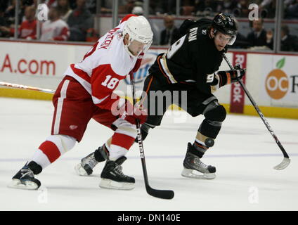 5. Januar 2010 - Anaheim, Kalifornien, USA - Anaheim Ducks rechten Flügel BOBBY RYAN, rechts, schiebt der Puck nach vorne aus Detroit Red Wings linken Flügel KIRK MALTBY während der ersten Periode ein NHL-Hockey-Spiel im Honda Center. (Kredit-Bild: © Mark Samala/ZUMA Press) Stockfoto