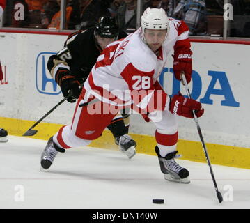 5. Januar 2010 - steuert Anaheim, Kalifornien, USA - Detroit Red Wings-Verteidiger BRIAN RAFALSKI, Recht, den Puck aus Anaheim Ducks rechten Flügel DAN SEXTON in der zweiten Periode ein NHL-Hockey-Spiel im Honda Center. (Kredit-Bild: © Mark Samala/ZUMA Press) Stockfoto