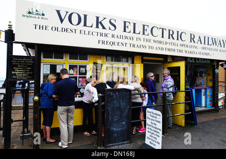 Menschen gefundenes Fressen an Bord der Volks Electric Railway in Brighton, UK. Es ist die älteste elektrische Eisenbahn der Welt. Stockfoto