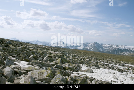 Subpolaren Uralgebirge, felsigen Ebene und die Berge in der Ferne Stockfoto