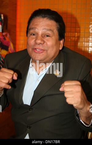 6. Dezember 2005; New York, NY, USA; Box-Legende ROBERTO DURAN Ankündigung Boxeo Caliente, wird am 9. Dezember passieren und wird ein Boxen-Ausstellung, die Raggaeton verfügt über, Sterne Durchführung zwischen den Anfällen auf Dienstag, 6. Dezember 2005 bei La Zona Rosa obligatorisch Credit: Foto von Aviv klein/ZUMA Press. (©) Copyright 2005 von Aviv klein Stockfoto