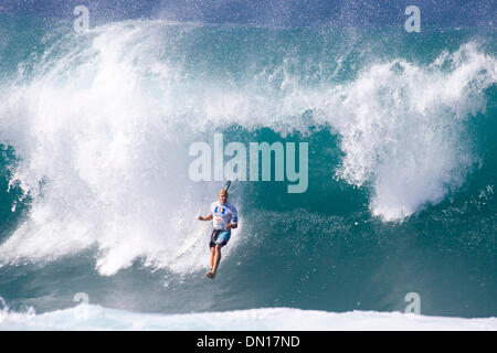 16. Dezember 2005; Haleiwa, Oahu, Hawaii, USA; Aktuelle Event Champion JAMIE O'BRIEN (HAWAII) findet ein geschmackvoll Wipeout heute während seiner Hitze in 2005 Rip Curl Pro Pipeline Masters. O'BRIEN, erweiterte Depsite Wipout Easliy bis ins Viertelfinale der Evnt. Die Rip Curl Pro Pipeline Masters an die Banzai Pipeline an der Nordküste von Oahu ist eine Vereinigung von Surfen Profis (AS Stockfoto