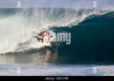 16. Dezember 2005; Haleiwa, Oahu, Hawaii, USA; KELLY SLATER (USA) Enten unter den fallenden Lippe heute während seiner Hitze in 2005 Rip Curl Pro Pipeline Masters. Der Rip Curl Pro Pipeline Masters an die Banzai Pipeline an Oahus North Shore ist ein Association of Surfing Professionals (ASP) sanktioniert World Championship (WCT) Ereignis und ist der letzte Wettbewerb der Herren 2005 ASP World Tour. Th Stockfoto