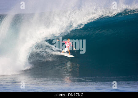 16. Dezember 2005; Haleiwa, Oahu, Hawaii, USA; KELLY SLATER (USA) Vorformen Spagat unter den fallenden Lippe heute während seiner Hitze in 2005 Rip Curl Pro Pipeline Masters. Die Rip Curl Pro Pipeline Masters an die Banzai Pipeline an Oahus North Shore ist ein Association of Surfing Professionals (ASP) sanktioniert World Championship (WCT) Ereignis und ist der letzte Wettbewerb der Herren 2005 Stockfoto