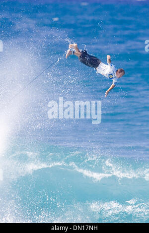 16. Dezember 2005; Haleiwa, Oahu, Hawaii, USA; LEE WINKLER (Australien) fliegt durch die Luft nach Beendigung einer Fahrt heute während seiner Hitze in 2005 Rip Curl Pro Pipeline Masters. Winkler avancierte zum Viertelfinale der Veranstaltung. Die Rip Curl Pro Pipeline Masters an die Banzai Pipeline an Oahus North Shore ist ein Association of Surfing Professionals (ASP) Welt Meisterschaften sanktioniert Stockfoto