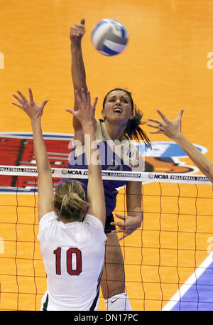 17. Dezember 2005; San Antonio, TX, USA; Washingtons Sanja Tomasevic (21) versucht einen Kill gegen Nebraska Jordan Larson (10) während ihres Spiels in das Finale der NCAA-Div. Ich Frauen Volleyball-Meisterschaft in der Alamodome auf Samstag, 17. Dezember 2005. Obligatorische Credit: Foto von k.m. Hui/San Antonio Express/ZUMA Press. (©) Copyright 2005 von San Antonio Express-News Stockfoto