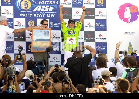 17. Dezember 2005; Oahu, Hawaii, USA; Brüder, ANDY und Bruce Eisen bewiesen, dass sie sind eine Kraft, mit der gerechnet werden wenn beide Surfer das Finale des Rip Curl Pro Pipeline Masters heute gemacht. Drei Mal ASP World Champion, belegte Andy Irons, gewann die Veranstaltung während der jüngere Bruder, Bruce Irons. Andy Irons gewann auch den begehrten Vans Triple Crown of Surfing-Award zum dritten Mal. Die Stockfoto