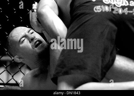 Sep 09, 2006 - Daly City, Kalifornien, USA - Mixed Martial Arts Kämpfer es heraus in den Käfig an die Bosheit der Palast Veranstaltung Duell im Cow Palace in Daly City am 9. September 2006 statt. (Kredit-Bild: © Konstandinos Goumenidis/ZUMA Press) Stockfoto