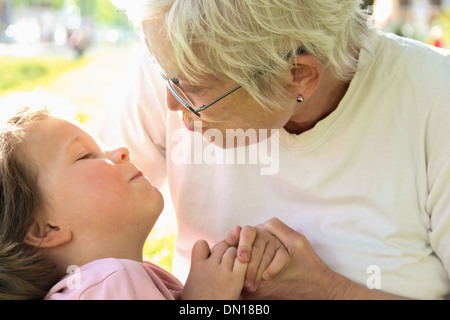 Großmutter und Enkel gemeinsam im Sommer spielen Stockfoto