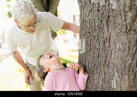 Großmutter und Enkel gemeinsam im Sommer spielen Stockfoto