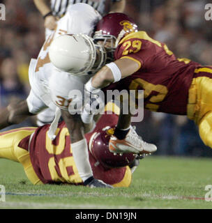 4. Januar 2006; Pasadena, Kalifornien, USA; Southern California SCOTT WARE (29) schlägt den Ball aus den Armen des Texas Punt Returner AARON ROSS, Zentrum, was in einem USC Fumble Recovery im ersten Quartal des Handelns wie Texas Southern California in der Rose Bowl, die nationale Meisterschaft College-Football-Spiel in Pasadena, Kalifornien, Mittwoch, 4. Januar 2006 erfüllt. USC COLLIN ASHTON (59) Ich Stockfoto