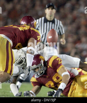 4. Januar 2006; Pasadena, Kalifornien, USA; Southern California SCOTT WARE (29) schlägt den Ball aus den Armen des Texas Punt Returner AARON ROSS, Zentrum, was in einem USC Fumble Recovery im ersten Quartal des Handelns wie Texas Southern California in der Rose Bowl, die nationale Meisterschaft College-Football-Spiel in Pasadena, Kalifornien, Mittwoch, 4. Januar 2006 erfüllt. USC COLLIN ASHTON (59) Ich Stockfoto