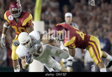 4. Januar 2006; Pasadena, Kalifornien, USA; Southern California SCOTT WARE (29) schlägt den Ball aus den Armen des Texas Punt Returner AARON ROSS, Zentrum, was in einem USC Fumble Recovery im ersten Quartal des Handelns wie Texas Southern California in der Rose Bowl, die nationale Meisterschaft College-Football-Spiel in Pasadena, Kalifornien, Mittwoch, 4. Januar 2006 erfüllt. USC COLLIN ASHTON (59) Ich Stockfoto