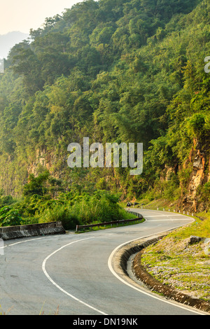 Autobahn in der Nähe von Mai Chau Town, Hoa Binh Provinz, Vietnam Stockfoto