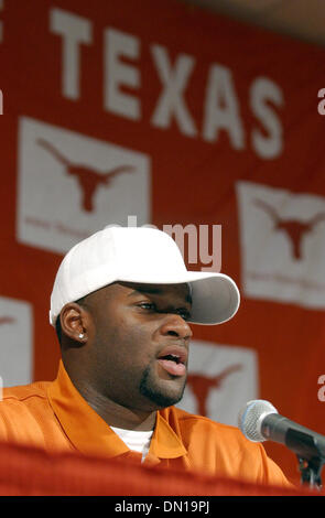 8. Januar 2006; Austin, TX, USA; NCAA FOOTBALL: Texas Longhorns VINCE YOUNG verkündet, daß er selbst Anspruch auf der NFL Draft Sonntag, 8. Januar 2006 in Austin zu machen. Obligatorische Credit: Foto von EA Ornelas/San Antonio Express-News/ZUMA Press. (©) Copyright 2006 von San Antonio Express-News Stockfoto