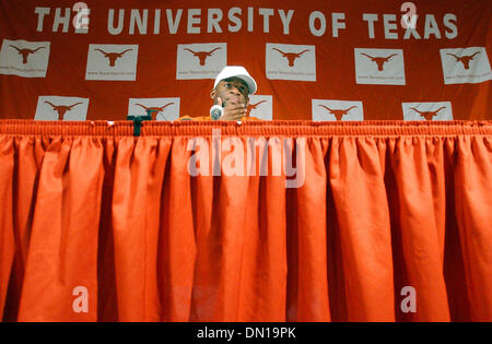 8. Januar 2006; Austin, TX, USA; NCAA FOOTBALL: Texas Longhorns VINCE YOUNG verkündet, daß er selbst Anspruch auf der NFL Draft Sonntag, 8. Januar 2006 in Austin zu machen. Obligatorische Credit: Foto von EA Ornelas/San Antonio Express-News/ZUMA Press. (©) Copyright 2006 von San Antonio Express-News Stockfoto