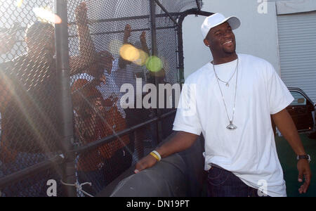 8. Januar 2006; Austin, TX, USA; NCAA FOOTBALL: Texas Longhorns VINCE YOUNG Witze mit den Fans nach der Ankündigung, dass er sich machen wird für die NFL Entwurf Sonntag. Obligatorische Credit: Foto von EA Ornelas/San Antonio Express-News/ZUMA Press. (©) Copyright 2006 von San Antonio Express-News Stockfoto