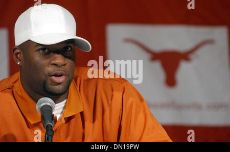 8. Januar 2006; Austin, TX, USA; NCAA FOOTBALL: Texas Longhorns VINCE YOUNG verkündet, daß er selbst Anspruch auf der NFL Draft Sonntag, 8. Januar 2006 in Austin zu machen. Obligatorische Credit: Foto von EA Ornelas/San Antonio Express-News/ZUMA Press. (©) Copyright 2006 von San Antonio Express-News Stockfoto